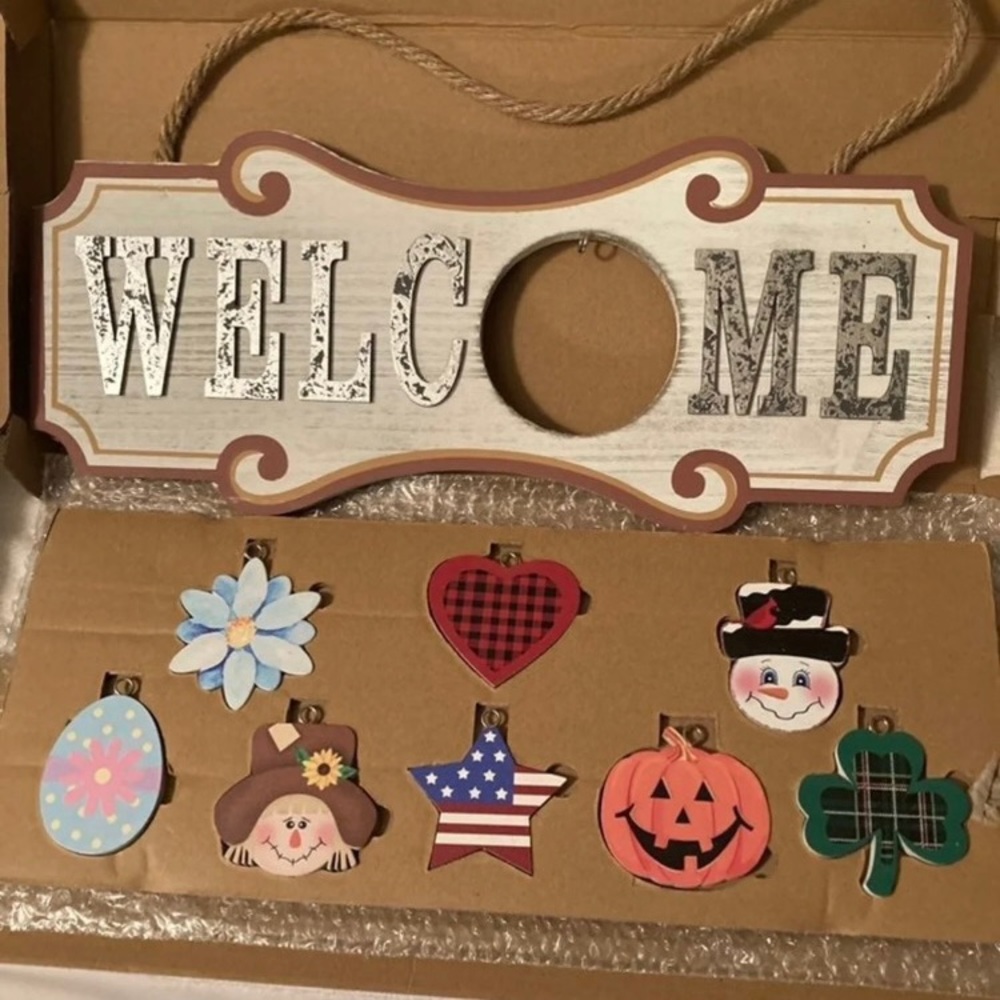 Welcome sign w/interchangeable holidays